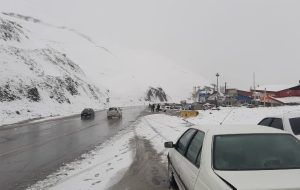 بارش برف درجاده چالوس و  ترافیک سنگین در آزادراه تهران -شمال