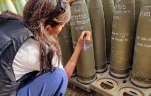 نیکی هیلی روی بمب‌های اسرائیلی را امضا کرد
